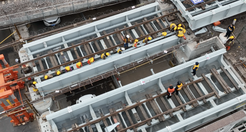 中鐵十四局為膠濟(jì)客專成功換梁 百年鐵路煥發(fā)新生機(jī)