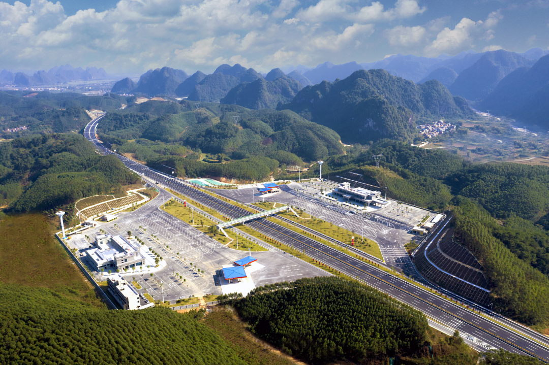 中交集團(tuán)承建的廣西平果至南寧高速公路建成通車(chē)