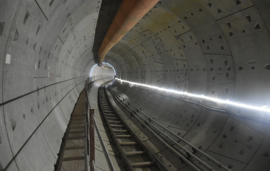 全國首次無預(yù)留、近距離下穿鐵路站房盾構(gòu)區(qū)間雙線貫通