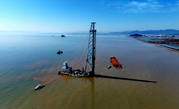 國內(nèi)最大跨度跨海橋梁首根鋼管樁試樁成功