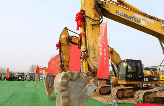 挖掘機(jī)“舞”起來！各地“拼開工”，經(jīng)濟(jì)發(fā)展添活力