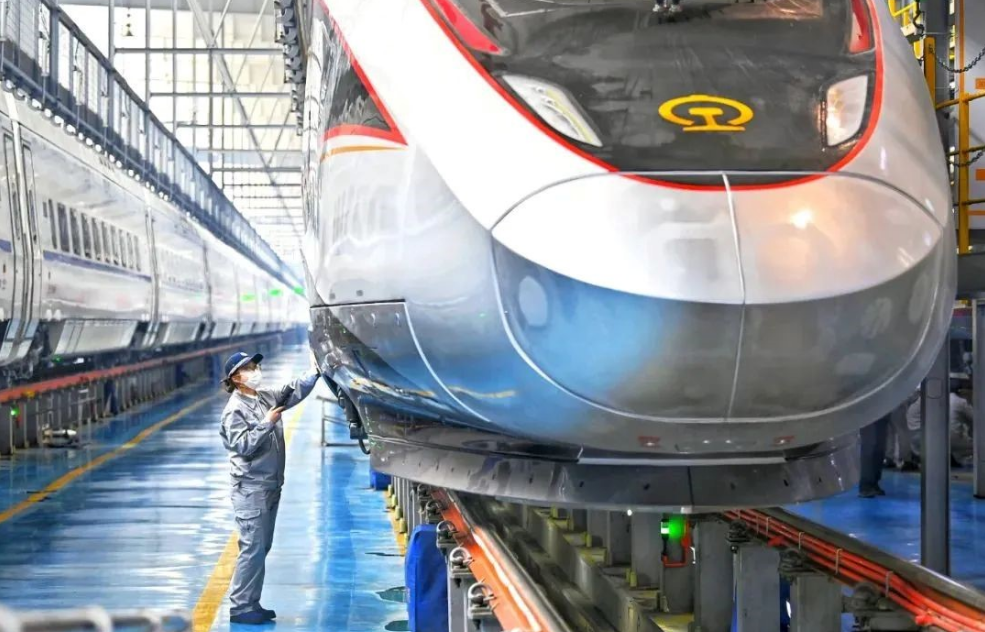 中國(guó)中車研制的高寒智能復(fù)興號(hào)駛向我國(guó)最北端