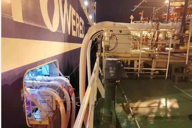 國(guó)產(chǎn)首套LNG船對(duì)船加注系統(tǒng)完成首船加注