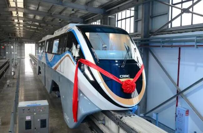 國內(nèi)首列多適應(yīng)性中運量單軌系統(tǒng)車輛在渝下線