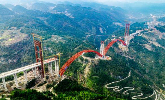 創(chuàng)三項世界紀錄！渝湘復線高速雙堡特大橋主拱肋順利合龍
