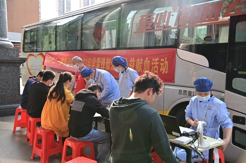 廣西建工一建集團團委開展學雷鋒公益獻血及防電信詐騙志愿服務活動