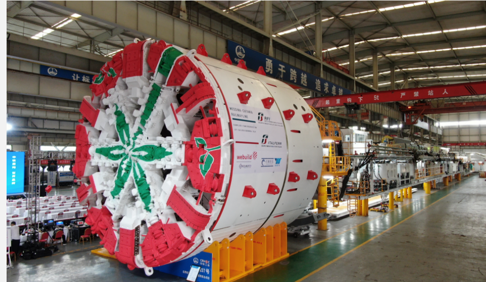 世界首臺(tái)綠色盾構(gòu)機(jī)和世界首臺(tái)大傾角下坡掘進(jìn)礦用TBM同日下線