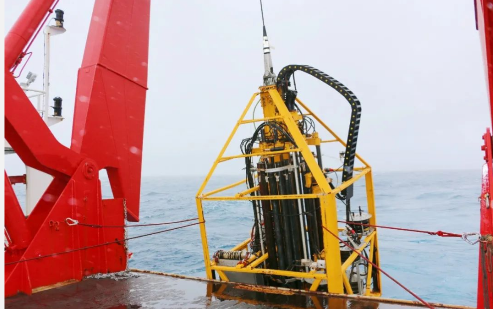 刷新紀錄！中國五礦自主研制的深海巖心取樣鉆機取得重大突破