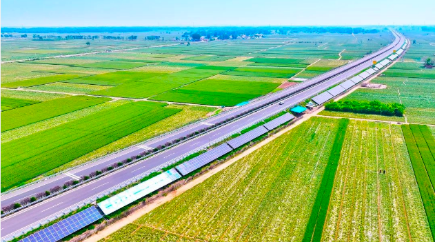 中國能建投資建設(shè)的全國首個全路域交能融合示范工程首批并網(wǎng)發(fā)電