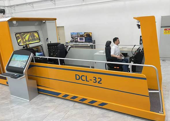 國內(nèi)首臺套大型養(yǎng)路機(jī)械實(shí)訓(xùn)系統(tǒng)落地國家能源集團(tuán)