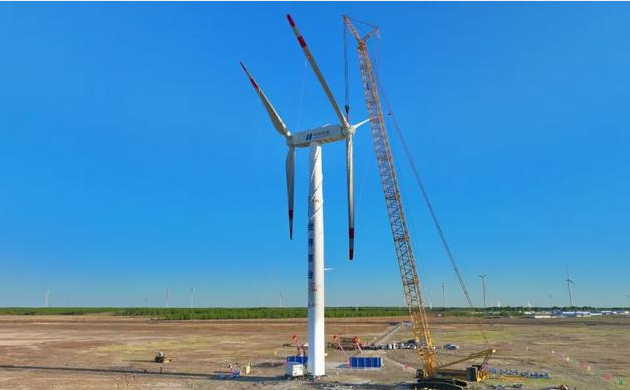 華能自主研制的世界首臺串列式雙風(fēng)輪風(fēng)機(jī)成功吊裝