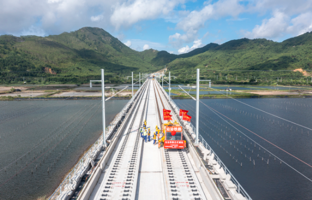 汕汕高鐵全線開(kāi)始鋪軌