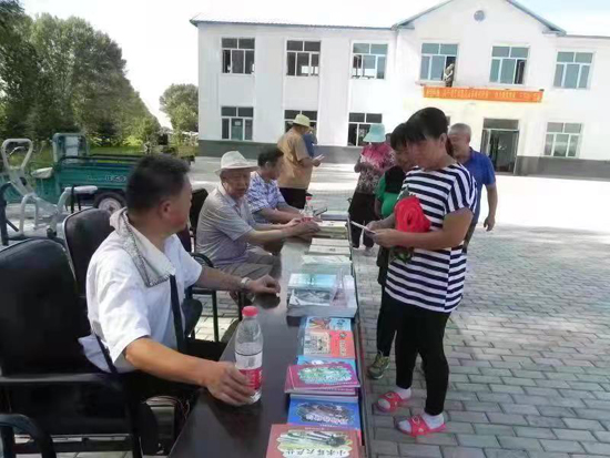 20230607145908929.jpg 八旬老黨員趙鳳祥(中)送科技下鄉(xiāng).jpg