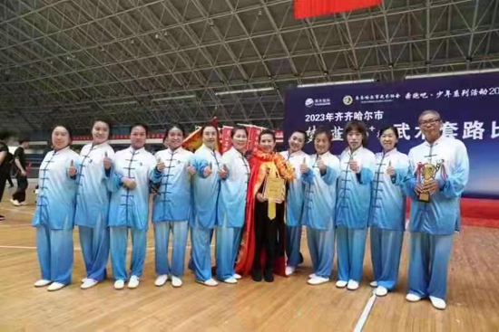 “獲金牌專業(yè)戶” ——記黑龍江省富?？h老年大學(xué)太極拳教師、齊市太極拳“王中王”黃宏新