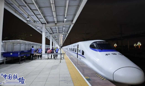 整列高鐵快運(yùn)動(dòng)車(chē)組列車(chē)試點(diǎn)開(kāi)行