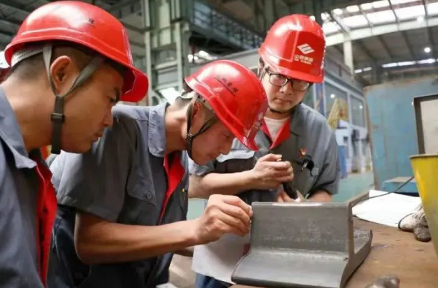 打破國外壟斷！山鋼集團280規(guī)格單齒履帶鋼熱軋試制成功