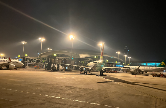 智能減排！國內(nèi)首個(gè)高桿燈航班聯(lián)動(dòng)調(diào)光系統(tǒng)在廣州白云機(jī)場正式投入運(yùn)行