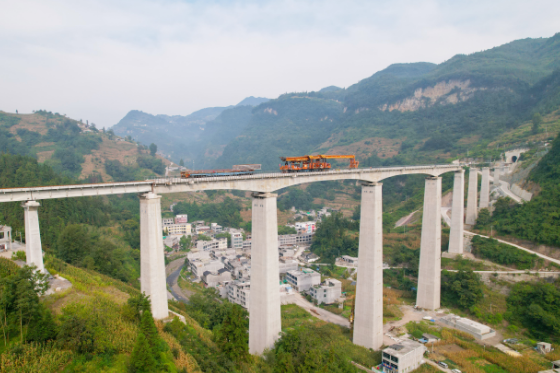 敘畢鐵路全線軌道鋪通 預(yù)計(jì)年底開(kāi)通