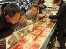 更輕巧、更低價(jià)的黃金飾品愈發(fā)受歡迎　“悅己”成為黃金首飾消費(fèi)的重要驅(qū)動力