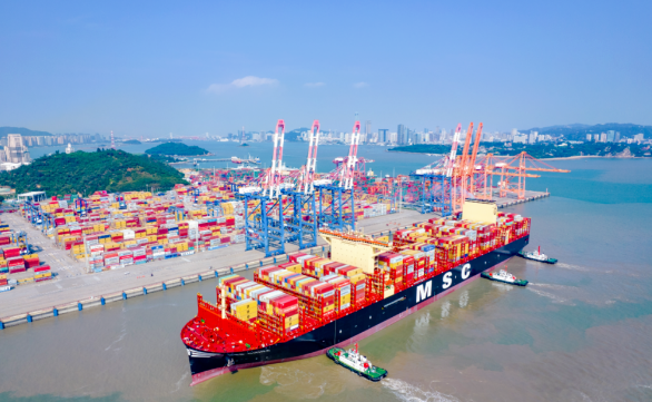 世界最大量級集裝箱船——“地中?！ぶ袊陛喪缀綇B門港