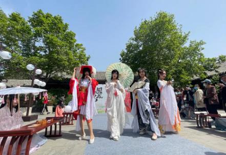 游客穿漢服打卡 已成古村的日常