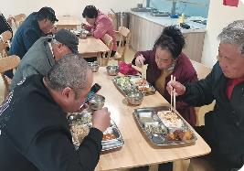 民政部等部門印發(fā)《積極發(fā)展老年助餐服務(wù)行動方案》