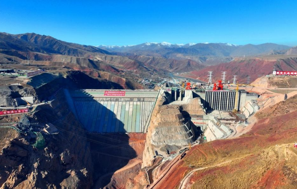 國家重點(diǎn)能源項(xiàng)目青?，敔枔跛娬鞠麻l蓄水