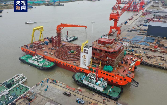 萬噸級海纜施工船下水 助力能源輸送走向深藍(lán)