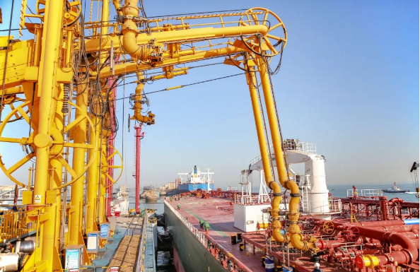 國(guó)內(nèi)首臺(tái)！山東港口青島港實(shí)現(xiàn)進(jìn)口輸油臂智能對(duì)接
