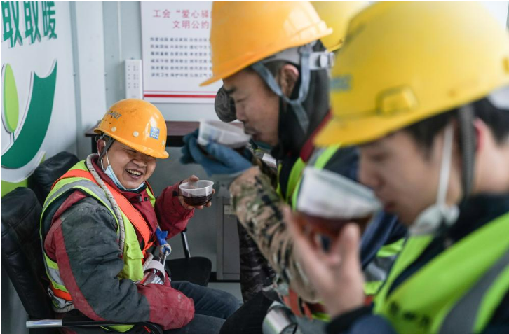 嚴寒中作業(yè)，他們收到了這些溫暖——多地關(guān)愛戶外勞動者一線掃描