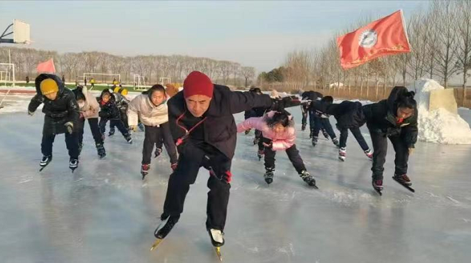 冰情雪趣 炫彩童年——黑龍江省富?？h繁榮鄉(xiāng)中心學(xué)校開(kāi)展冰雪活動(dòng)見(jiàn)聞