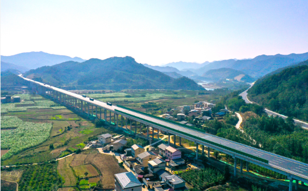 廣西桂林至柳州高速公路改擴建項目建成通車