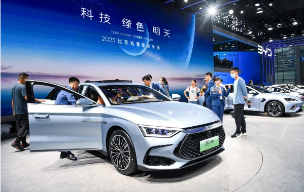 國(guó)產(chǎn)手機(jī)、新能源汽車走俏：中國(guó)制造“開(kāi)門紅”