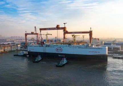 中國(guó)首艘國(guó)產(chǎn)汽車(chē)出口運(yùn)輸船交付離港