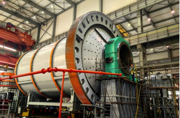 “中國(guó)造”最大球磨機(jī)在加納共和國(guó)順利進(jìn)行吊裝