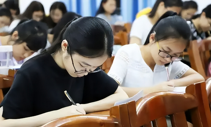 教育部：保障符合就業(yè)條件的公費(fèi)師范生有編有崗