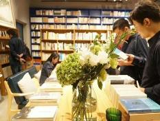 55.85%的受訪大學(xué)生曾邊讀書(shū)邊交友 年輕人愛(ài)上閱讀社交