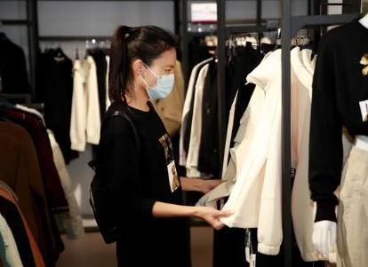 女性消費(fèi)洞察：“她”經(jīng)濟(jì)激活折扣零售，奧特萊斯、唯品會(huì)迎來(lái)黃金期