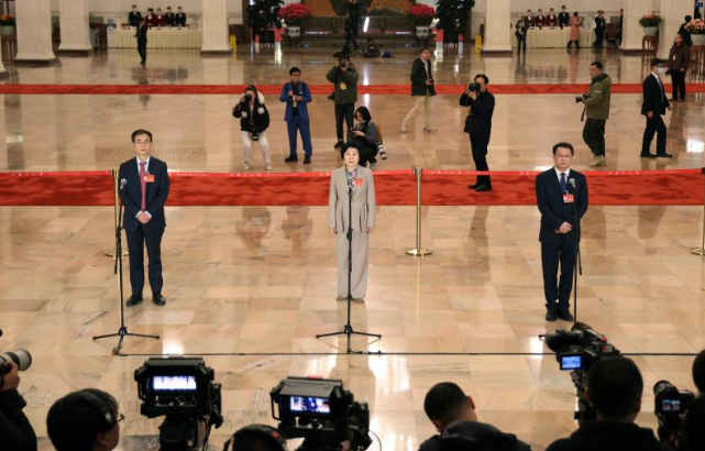 觸摸時(shí)代脈搏　傳遞民生溫度——全國(guó)政協(xié)十四屆二次會(huì)議第二場(chǎng)“委員通道”掃描