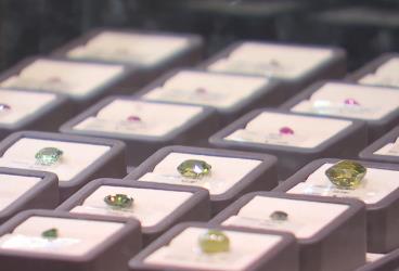 彩色寶石設(shè)計(jì)勁吹“中國風(fēng)” 消費(fèi)市場多元業(yè)態(tài)釋放巨大潛力