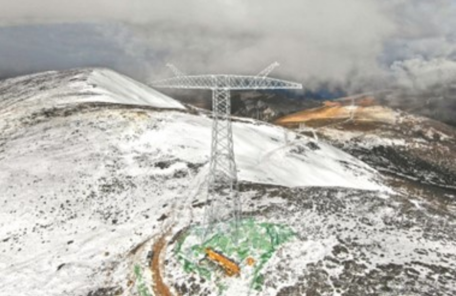 4797.9米！世界海拔最高特高壓輸電鐵塔組立完成