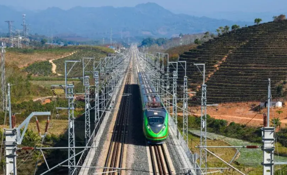 一季度累計(jì)發(fā)送旅客超574萬(wàn)人次、貨物超487萬(wàn)噸 中老鐵路客貨兩旺