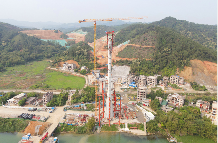 世界最大跨徑獨柱式三塔空間纜懸索橋上部結構施工全面展開