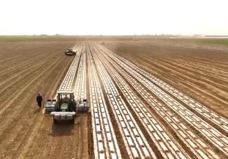 新疆全面使用無(wú)人駕駛北斗衛(wèi)星導(dǎo)航精量播種機(jī) 棉花種植機(jī)械化率達(dá)100%