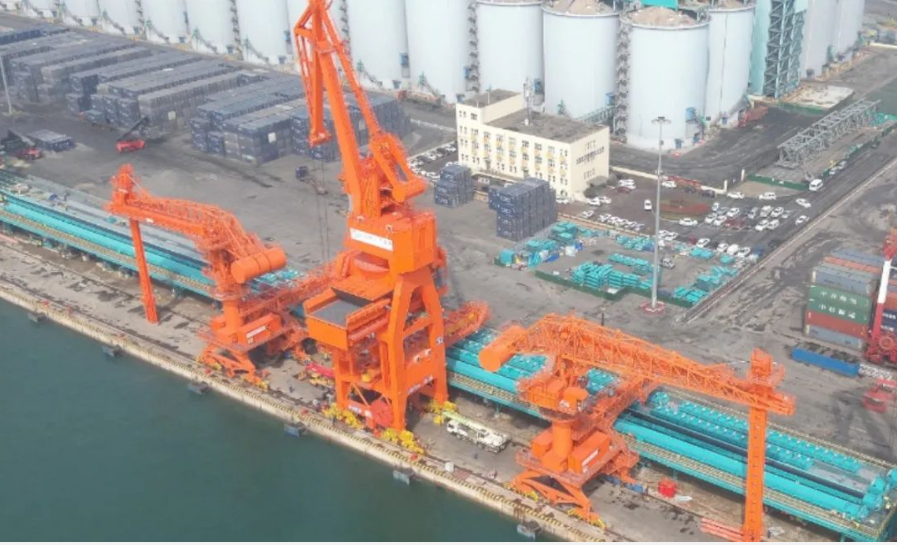全國卸載量最大！山東港口青島港首臺(tái)糧食卸船機(jī)實(shí)現(xiàn)首次重載試車