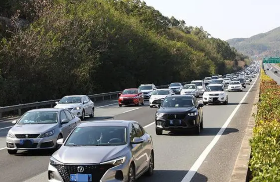 假日出行展現(xiàn)經(jīng)濟(jì)澎湃動能