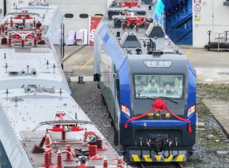 國(guó)內(nèi)首臺(tái)新型智能重載電力機(jī)車在湖南株洲下線