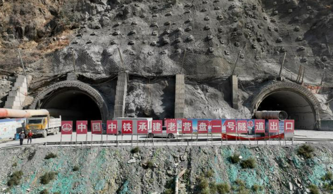 西昭高速老營(yíng)盤(pán)隧道群3座隧道全部貫通