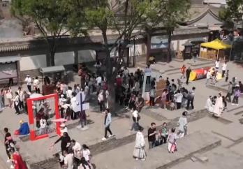 國(guó)內(nèi)旅游市場(chǎng)成消費(fèi)領(lǐng)域亮點(diǎn) “古城”“古鎮(zhèn)”游激活消費(fèi)新活力