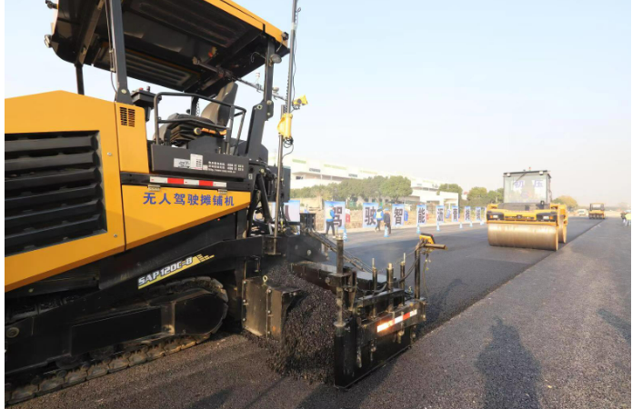 隧道股份完成國內(nèi)隧道領域無人攤鋪“首秀”